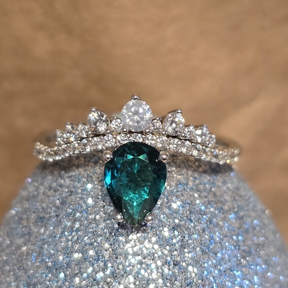 Green and Silver Ring with Intricate Design - Picture 1 of 4